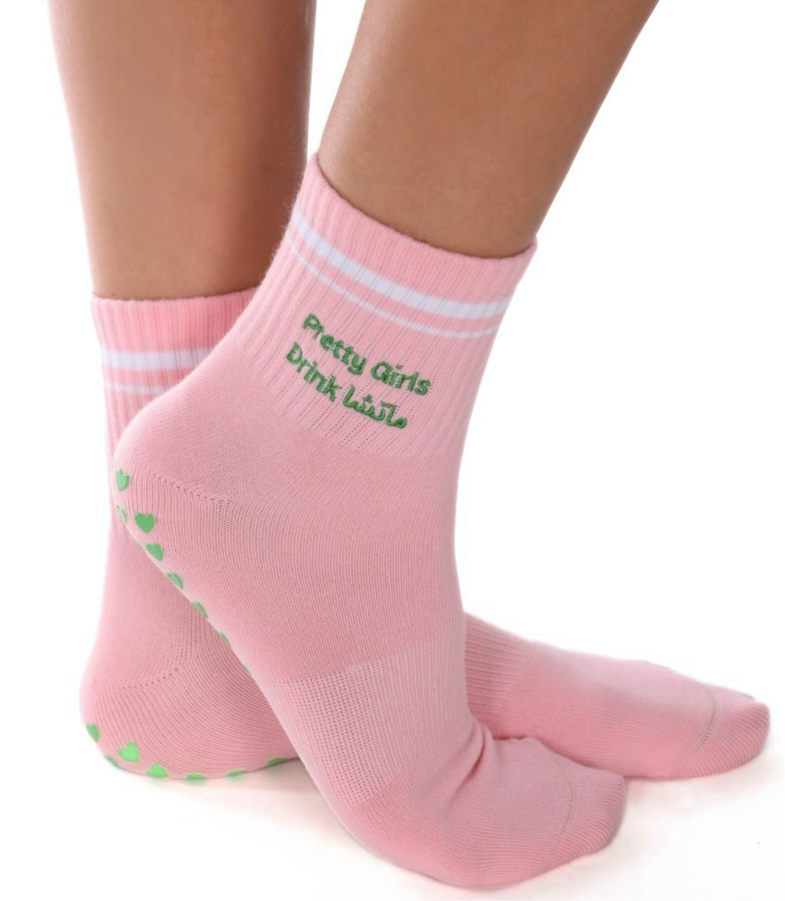 Pretty girls drink ماتشا