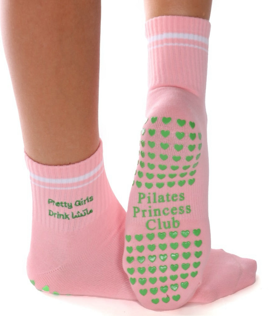 Pretty girls drink ماتشا