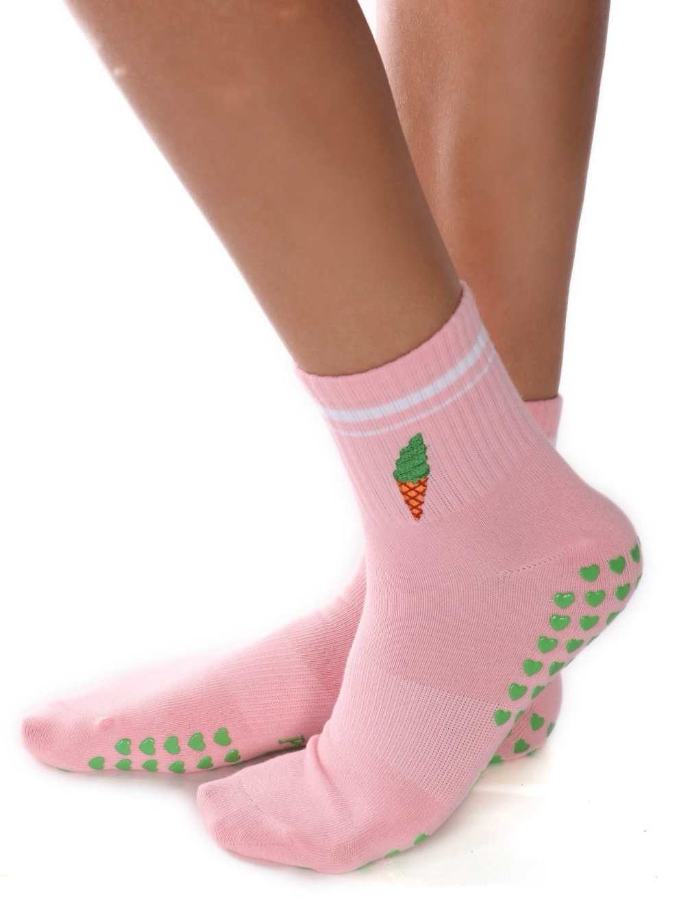 Pretty girls drink ماتشا